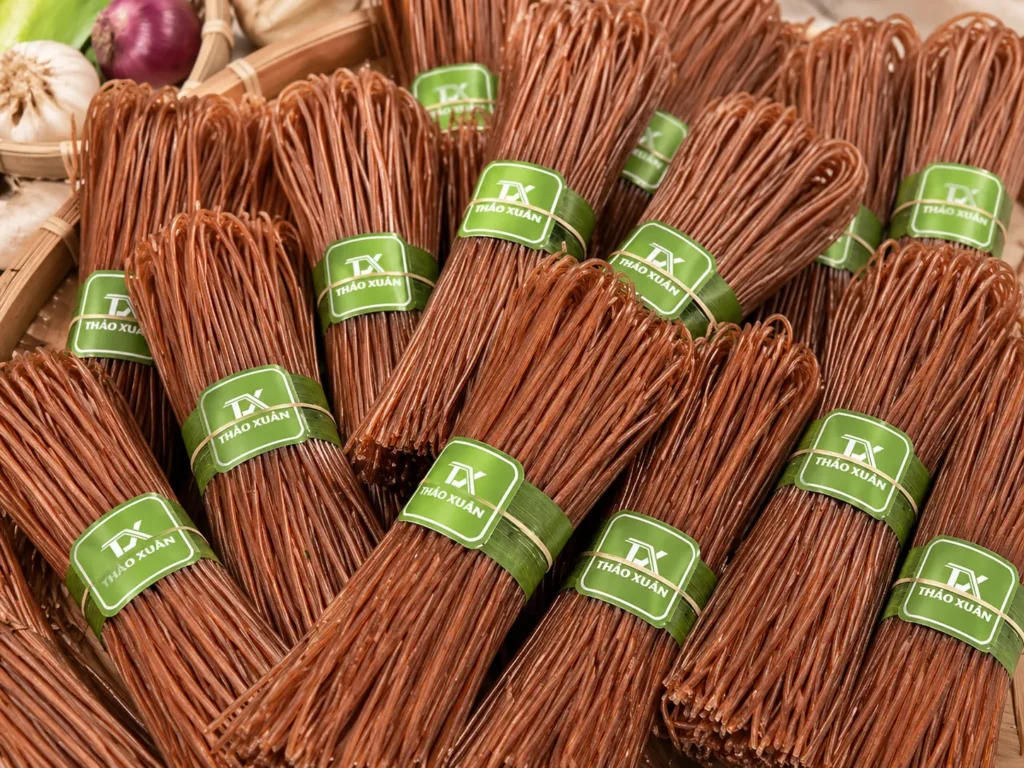 Bún Gạo Lứt Huyết Rồng Thảo Xuân được sản xuất từ nguyên liệu chất lượng và giữ trọn hương vị tự nhiên.