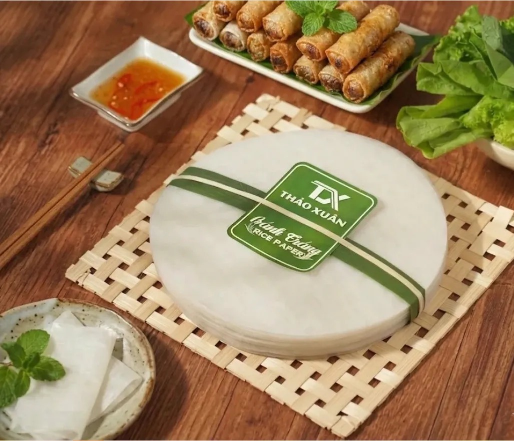 Bánh tráng chả giò được thiết kế để tạo lớp vỏ giòn xốp, vàng đều và ít hút dầu khi chiên, giúp món ăn thơm ngon và hấp dẫn hơn.