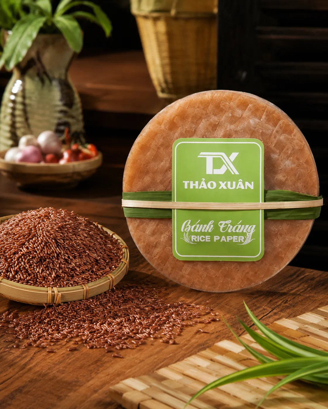 Bánh tráng gạo lứt chứa nhiều chất xơ hơn bánh tráng thông thường, phù hợp với người ăn kiêng và eat clean.