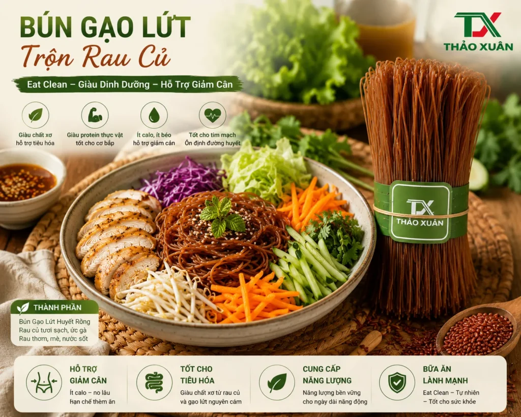 Bún gạo lứt trộn rau củ giàu chất xơ và vitamin.