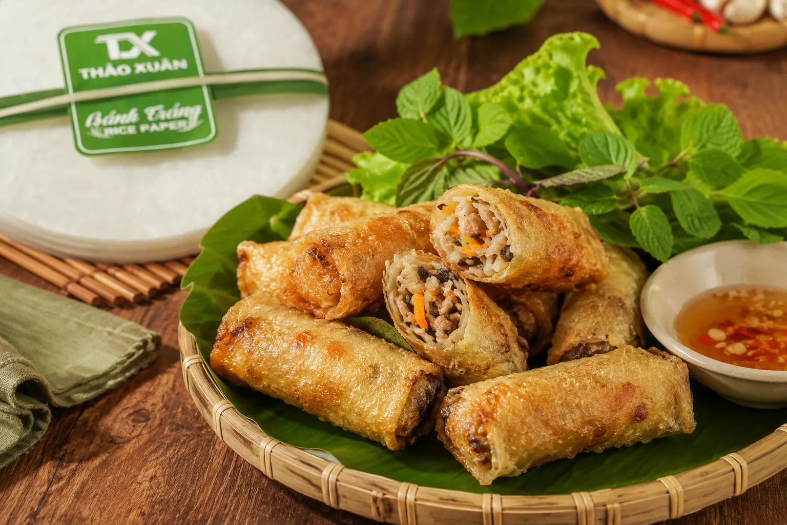 Cách làm chả giò vàng giòn hấp dẫn từ bánh tráng chả giò chất lượng.